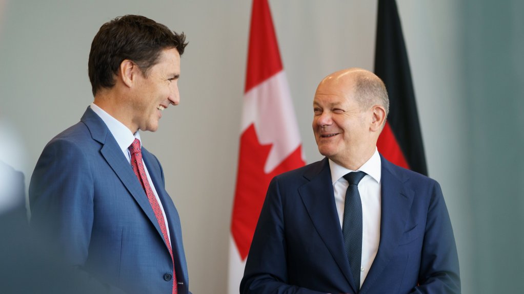 An image of Canadian Prime Minister Justin Trudeau and German Chancellor Olaf Scholz 