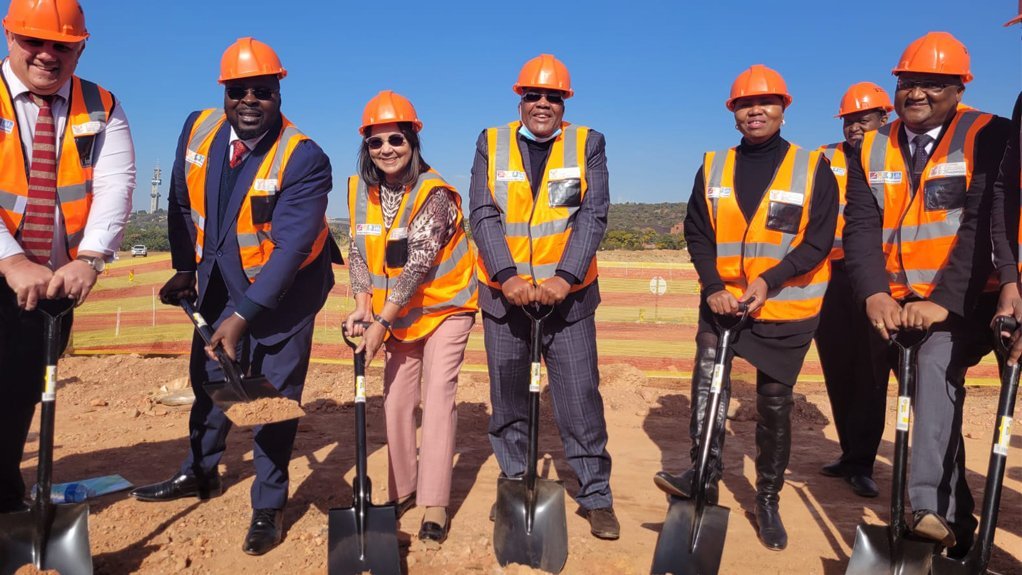 Public Works and Infrastructure Minister Patricia de Lille (middle-left) is joined by Home Affairs Minister Dr Aaron Mostoaledi (middle-right) and Social Development Minister Lindiwe Zulu (second-right) at a sod-turning ceremony of the Salvokop Precinct Development.
