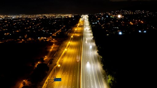 An image of the N1 in Cape Town with HID streetlights on the left side and the new LED streetlights on the right which offer brighter conditions