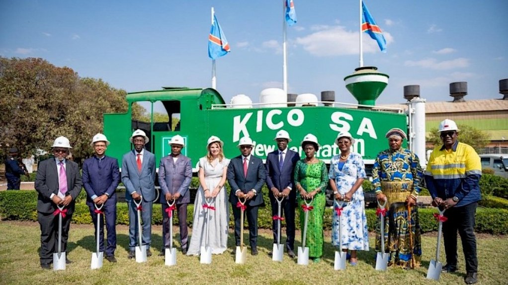 Breaking of ground: (L-R) Alphonse Kaputo Kalubi, chairman of Gécamines; Olivier Binyingo chairman of KICO; Calixte Mukasa, National Member of Parliament; Jean-Paul Mwenge, Provincial Member of Parliament for Haut-Katanga province; Marna Cloete, president of Ivanhoe Mines; Jean-Michel Sama Lukonde, Prime Minister of the Democratic Republic of Congo; Jacques Kyabula Katwe, Governor of Haut-Katanga province; Adèle Kayinda Mahina, Minister of State and Minister of Portfolio of the Democratic Republic of Congo; Antoinette N’Samba Kalambayi, Minister of Mines of the Democratic Republic of Congo; Grand Chef Kaponda, Paramount Chief of the Kaponda Chiefdom; and Louis Watum, General Manager of KICO.