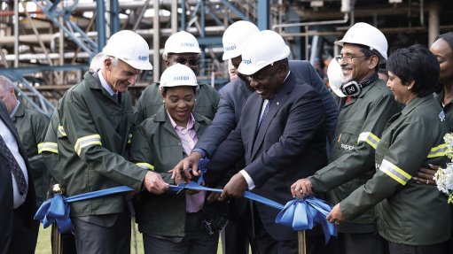 RIBBON CUTTING: KwaZulu-Natal Premier Nomusa Dube-Ncube and President Cyril Ramaphosa cut the ribbon at the official opening earlier this month of the R7.7-billion Sappi Saiccor upgrade and expansion project. Delivering the keynote address at the mill, which is located in Umkomaas, KwaZulu-Natal, Ramaphosa said that the investment sent a signal that home-grown multinationals were taking the lead in investing in the economy. “It demonstrates confidence to other potential investors that this is indeed a favourable place to invest in and to do business.” Photograph: Sappi
