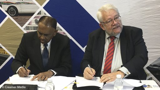 An image of the CSIR and GTA signing an MoU