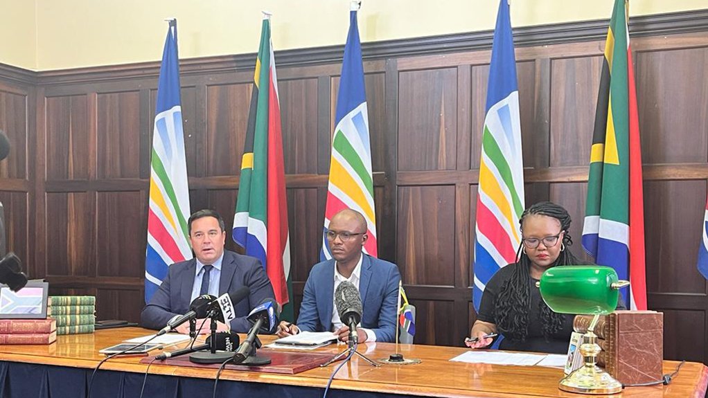 Image of DA Leader John Steenhuisen with party spokesperson Solly Malatsi and Chief Whip Siviwe Gwarube addressing the media on their proposed measures to manage coalitions