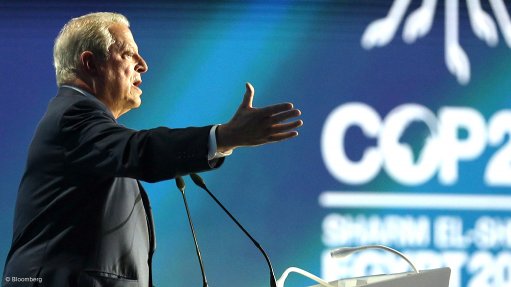 Al Gore addressing delegates at COP27