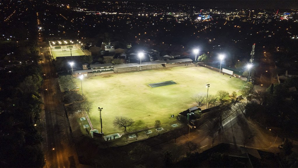 The school’s main sports field is now illuminated with LED floodlights using the Schréder ITERRA lighting control system