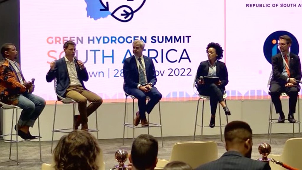 Taking part in the South Africa Green Hydrogen Summit panel discussion are (from left to right) facilitator Lorato Tshenkeng, Timo Bollerhey, Till Mansmann, Sasol’s Gosiame Khoele, and Tobias Bischof-Niemz.