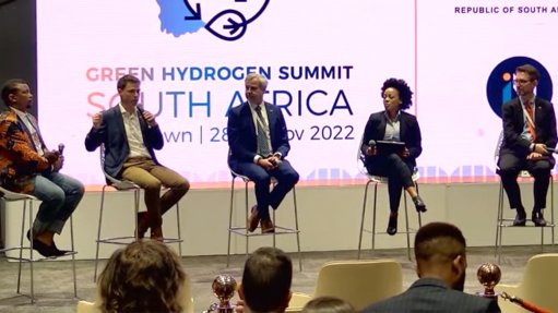 Taking part in the South Africa Green Hydrogen Summit panel discussion are (from left to right) facilitator Lorato Tshenkeng, Timo Bollerhey, Till Mansmann, Sasol’s Gosiame Khoele, and Tobias Bischof-Niemz.