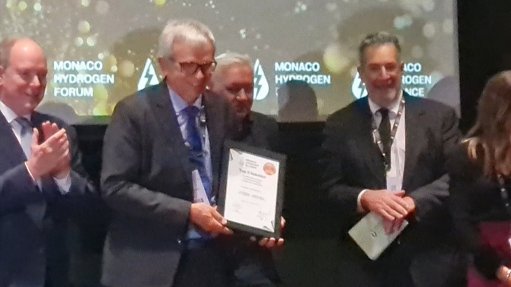 Hydrox Holdings CEO Corrie de Jager (centre) with Prince of Monaco (left) during award ceremony in Monaco.
