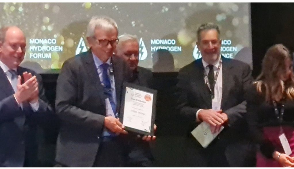 Hydrox Holdings CEO Corrie de Jager (centre) with Prince of Monaco (left) during award ceremony in Monaco.