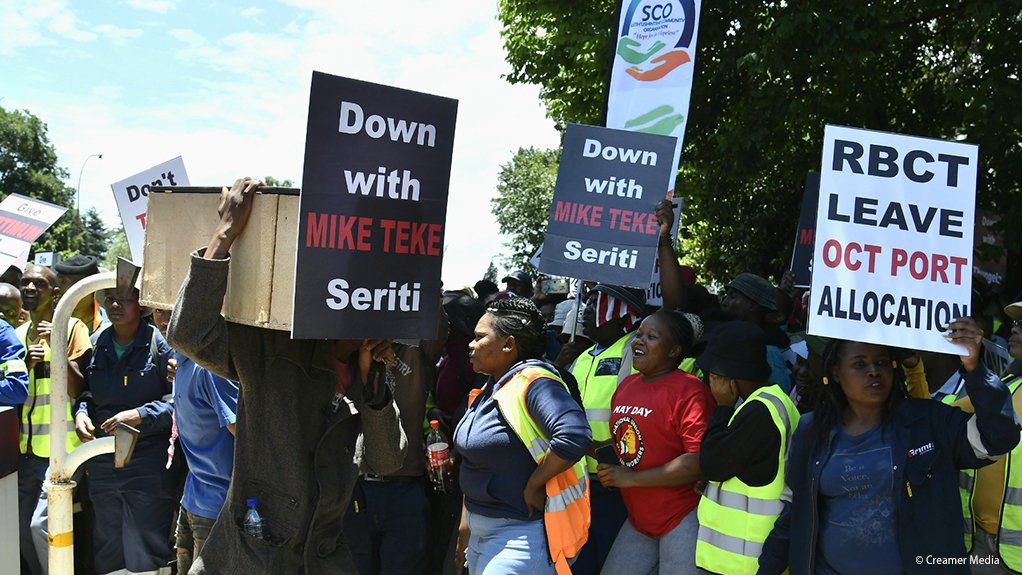 Contractor employees are protesting at the Optimum Coal Mine