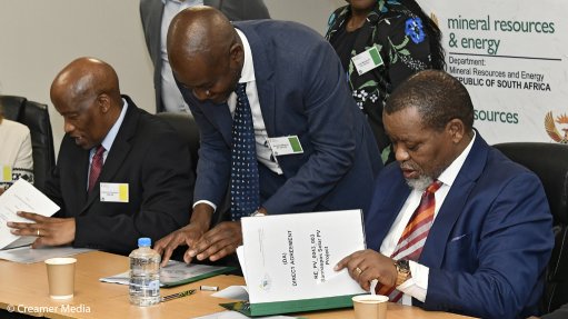 SOLAR PROGRESS: Mineral Resources and Energy Minister Gwede Mantashe is pictured here signing agreements on December 8 for a further 13 solar photovoltaic projects procured under the much-delayed fifth bid window of South Africa’s Renewable Energy Independent Power Producer Procurement Programme. This raises to 19 wind and solar projects that are now likely to proceed on the basis of the round, which was the first to proceed following a seven-year procurement disruption. The 19 projects have a combined investment value of R34.3-billion and will collectively add 1 759 MW of renewables capacity to the national grid once constructed.