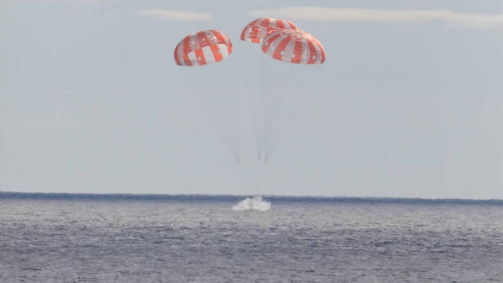 The moment the Orion capsule splashed down in the Pacific