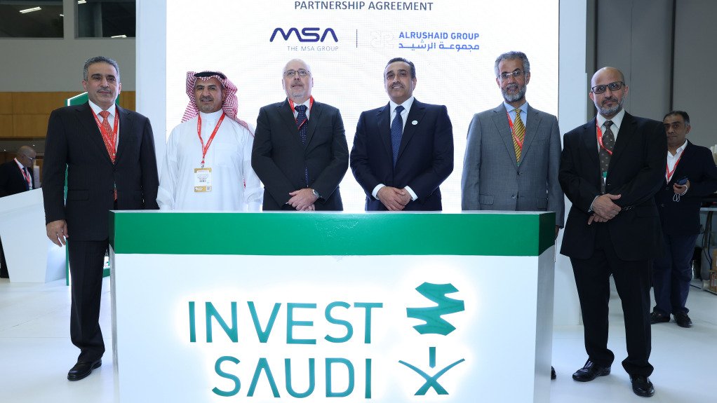 MSA Group MD Dr Ian Haddon is pictured with Sheik Rasheed Al-Rushaid at the announcement of the new JV partnership in Saudi Arabia. Also pictured are the Vice-Minister for Mining Affairs, Eng. Khalid Al-Mudaifer and CEO of the Saudi Geological Survey Mr Abdullah Al-Shamrani.