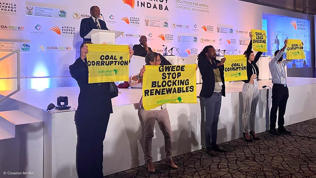 Image of Minister of Mineral Resources and Energy Gwede Mantashe's speech being disrupted at the 2023 Africa Energy Indaba