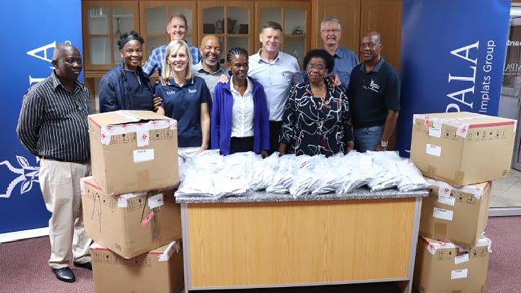 Image of Mark Munroe, Chief Executive at Impala Rustenburg, with representatives from the Impala Hospital and Tapologo Hospice