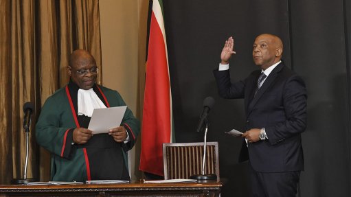 Minister of Electricity, Dr Kgosientsho Ramokgopa, has promised swift action to tackle loadshedding following his appointment by President Cyril Ramaphosa on March 6. Seen here being sworn in by Chief Justice Raymond Zondo, Ramokgopa has indicated that he plans to spend much of the next few weeks in boots, a hard hat and overalls as he engages directly with Eskom power stations managers to find ways to improve the dismal performance of the coal fleet. He has refrained from providing a deadline for ending loadshedding but has indicated that his main aim is to find ways to add 10000 MW to the energy starved grid. Photograph: The Presidency
