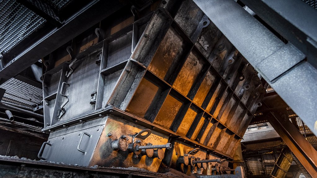A screen underpan onto a conveyor transfer chute at a coal mine in Limpopo being inspected by Weba Chute Systems personnel.