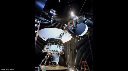 The Voyager proof test model, identical to both spacefaring Voyagers, in a space simulation chamber at JPL in 1977; in the right foreground several of the science instruments can be seen, mounted on the ‘scan platform’ at the end of the boom