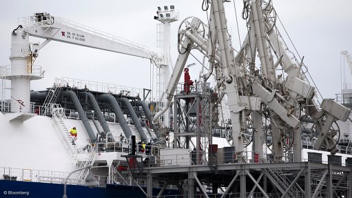 Image shows LNG being loaded on ship 
