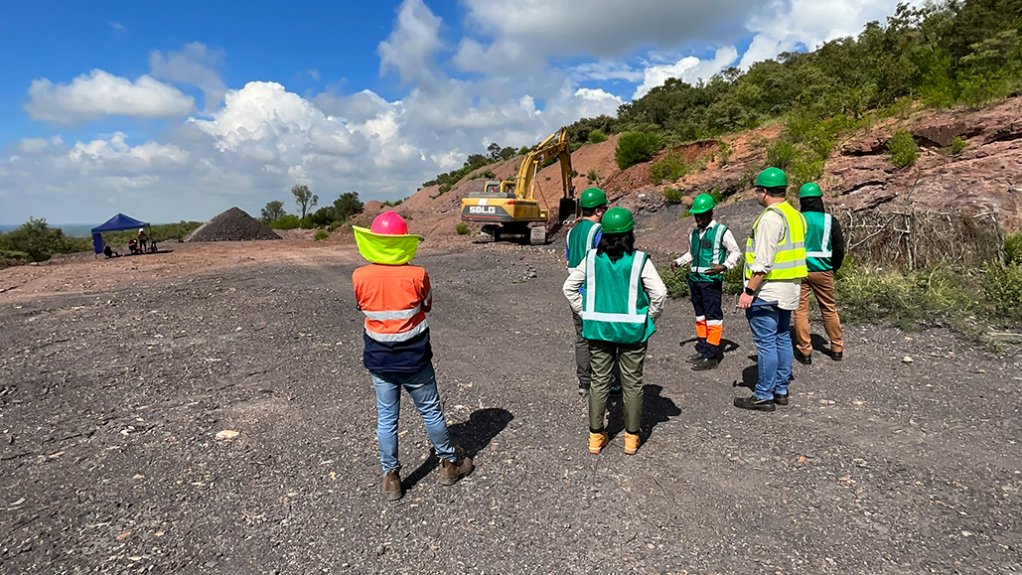 PRIORITISING LOCAL DEVELOPMENT 
Giyani has focused on employing local workers and contractors. All of Giyani’s exploration programmes to date have been completed by local specialists 
