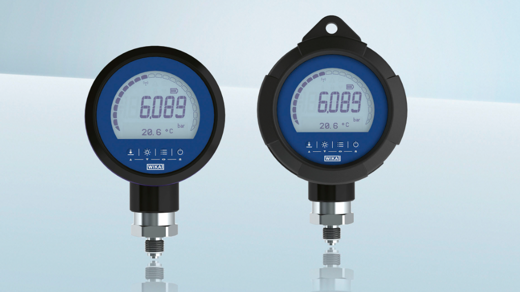 Digital pressure gauge for use in mobile service applications