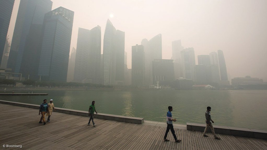 HAZE ALERT: While South African scientists are urging government and business to increase their preparedness for the pending El Niño, there are warnings of a high risk of haze in some Asian countries. Singapore, Indonesia and Malaysia could face the most severe haze in at least five years, with the Singapore Institute of International Affairs having assigned a rating of “red” in its Haze Outlook 2023. In South Africa, meanwhile, previous droughts in the summer rainfall regions of the country, and seasons with a high frequency of heat waves days, are associated with previous El Niño events. Photograph: Bloomberg
