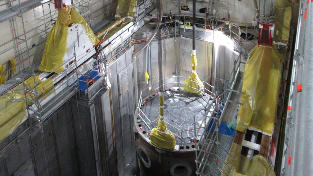 LIFTING
Mammoet was tasked by contractor Höfer & Bechtel to lift the reactor pressure vessel