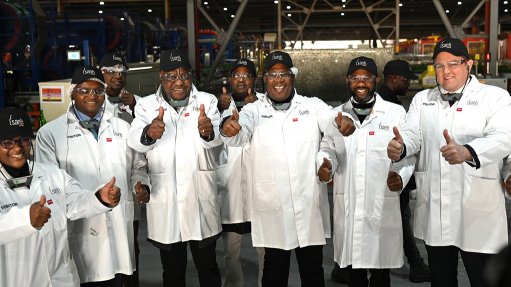 Isanti Glass chairperson Shakes Mtiwaza; Trade, Industry and Competition Deputy Minister Fikile Majola; Gauteng Premier Panyaza Lesufi; SAB CEO Richard Rivett-Carnac and others celebrate the partnership between SAB and Isanti Glass