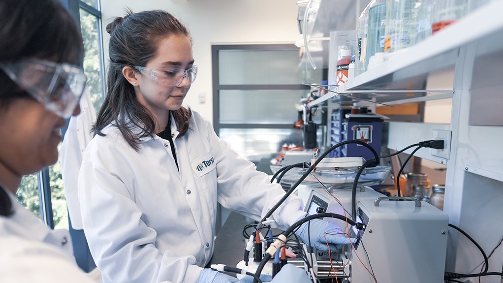 Image of two female scientists in a laboratory working on samples