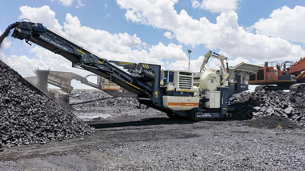 : The Lokotrack® LT120E™ is equipped with e-Power giving the choice to either plug it into the grid for quiet emission-free and economical scalping or to enjoy the flexibility of a modern low-emission and low noise diesel engine