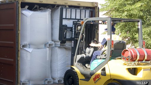 Image of a man lifting bulk bags with a forklift 