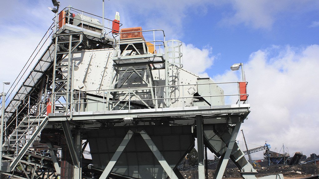 A double deck vibrating screen in a coal application