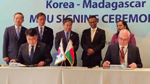 POSCO International green materials head Yoo Sam (front left) and NextSource president and CEO Craig Scherba (front right) at the MoU signing ceremony