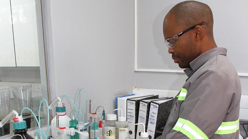 Image of a CHRYSO technician evaluating chloride content
