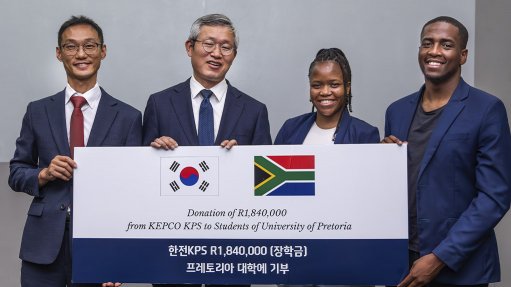KEPCO KPS MD Jungnam Lee (1st left) and Korean Ambassador, Extraordinary and Plenipotentiary in South Africa Chull -Joo Park (2nd left) stand alongside University of Pretoria faculty members