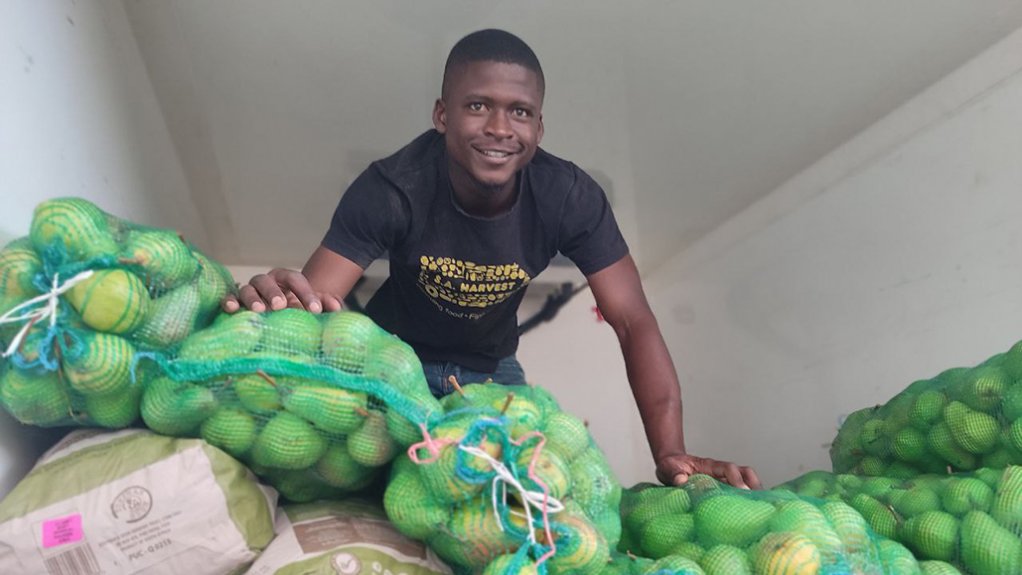 Image of SA Harvest team member Monwabisi Mehlo offload fruit donated by the OneFarm Share programme 