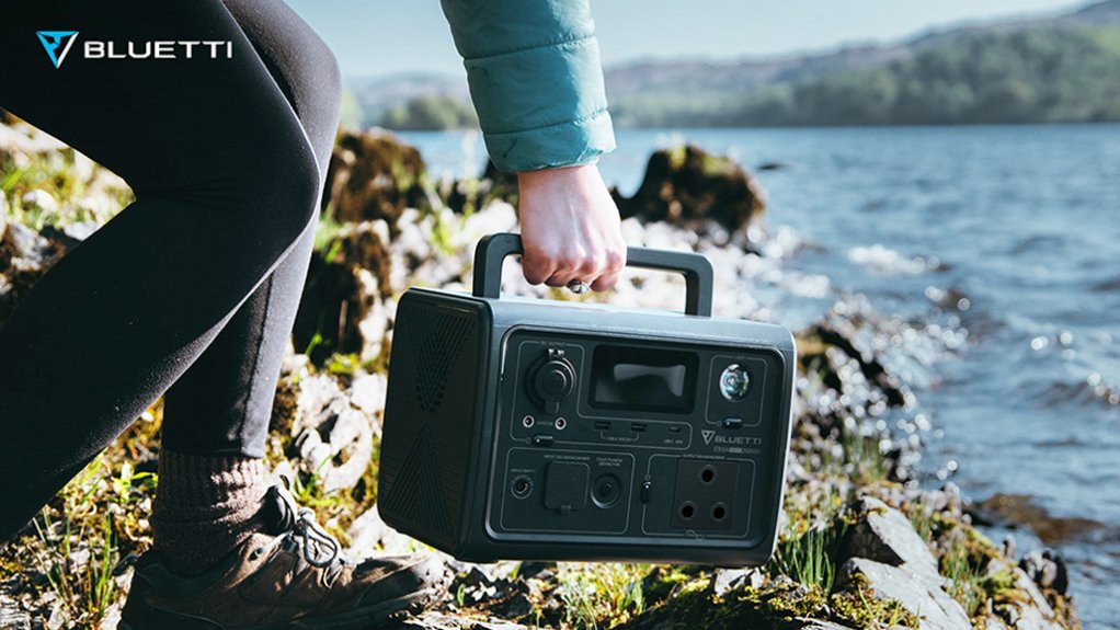 Image of a hiker carrying a BLUTETTI mobile backup power solution