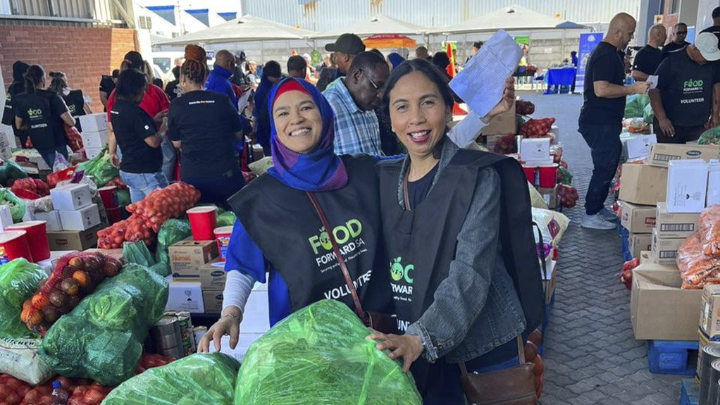 Engen volunteers join hands with FoodForward SA on World Food Day