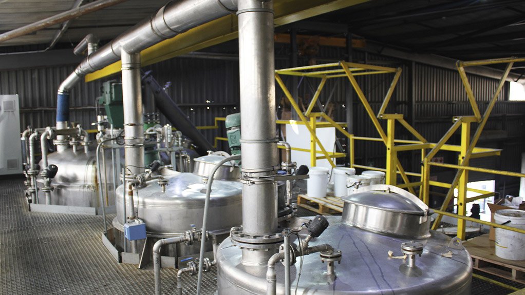 Three extraction-equipped solution tanks at the CHRYSO facility
