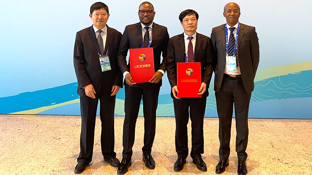 From left ECEC deputy marketing director  Xia Lungang, Nyanza CEO Donovan Chimhandamba, ECEC chairperson Li Lixin, Nyanza chairperson William Mathamela.