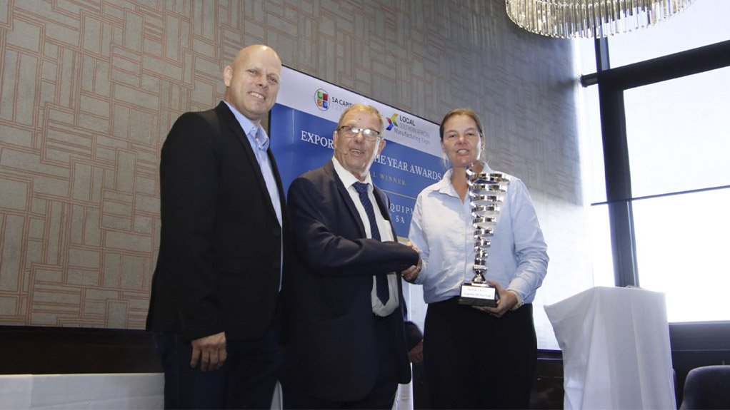 Hannele Jones ( R ), Bell Equipment Company SA, receiving the trophy for overall winner of the 2023 SACEEC Exporter of the Year Awards, from Eric Bruggeman, CEO, SACEEC (centre), with Gary Corin, MD, Specialised Exhibitions (L)