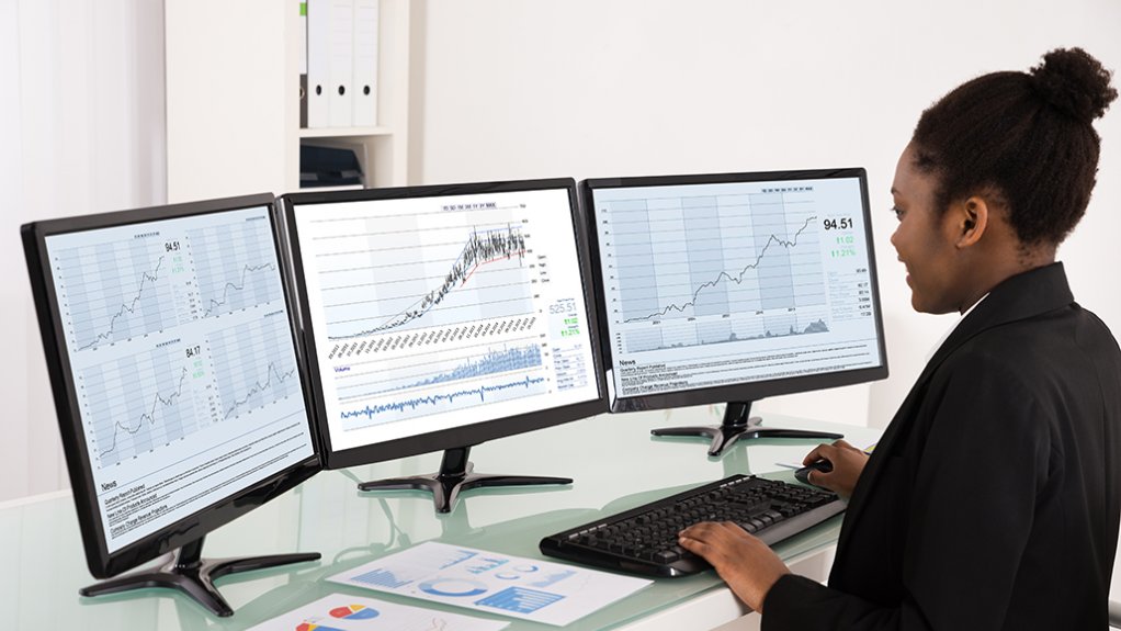 An image of an accountant using the Finnivo platform