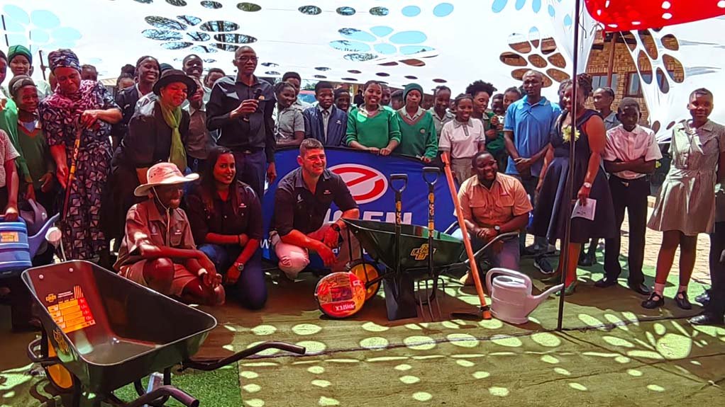 Motlhake Primary School in Brits received new garden equipment including forks, rakes, spades, watering cans, garden hoses, & wheelbarrows thanks to Engen 