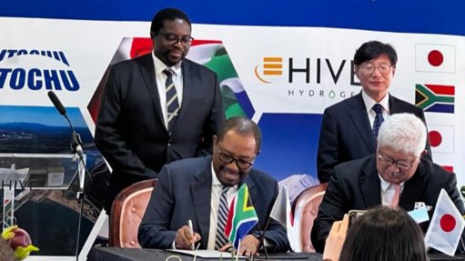 Hive Hydrogen South Africa chairperson Thulani Gcabashe and Itochu Africa Bloc CEO Shinya Ishizuka signing memorandum with Japan Ambassador Ushio Shigeru (top right) and Eastern Cape Premier’s office chief of staff Baphelele Mhlaba (top left).