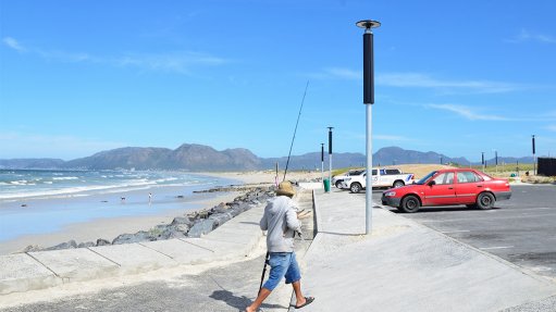The new solar lighting installation improves the safety conditions for fishermen and beach goers