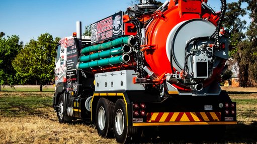 MAINTENANCE SUPPORT
The truck-mounted recycling jetting and vacuuming unit tackles the specific hurdles encountered by maintenance teams working in the mining sector