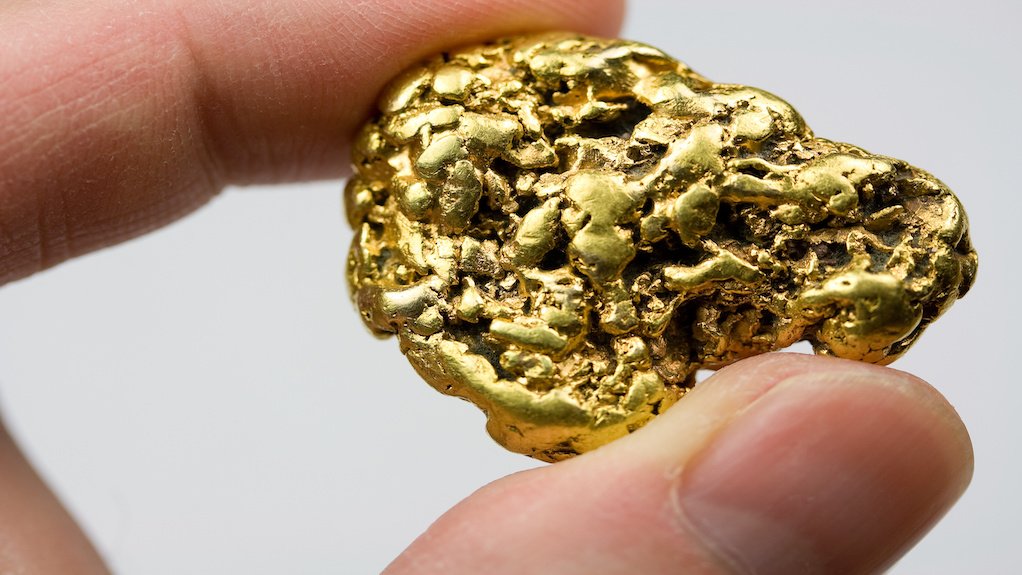 Image of gold nugget in a somebody's hand