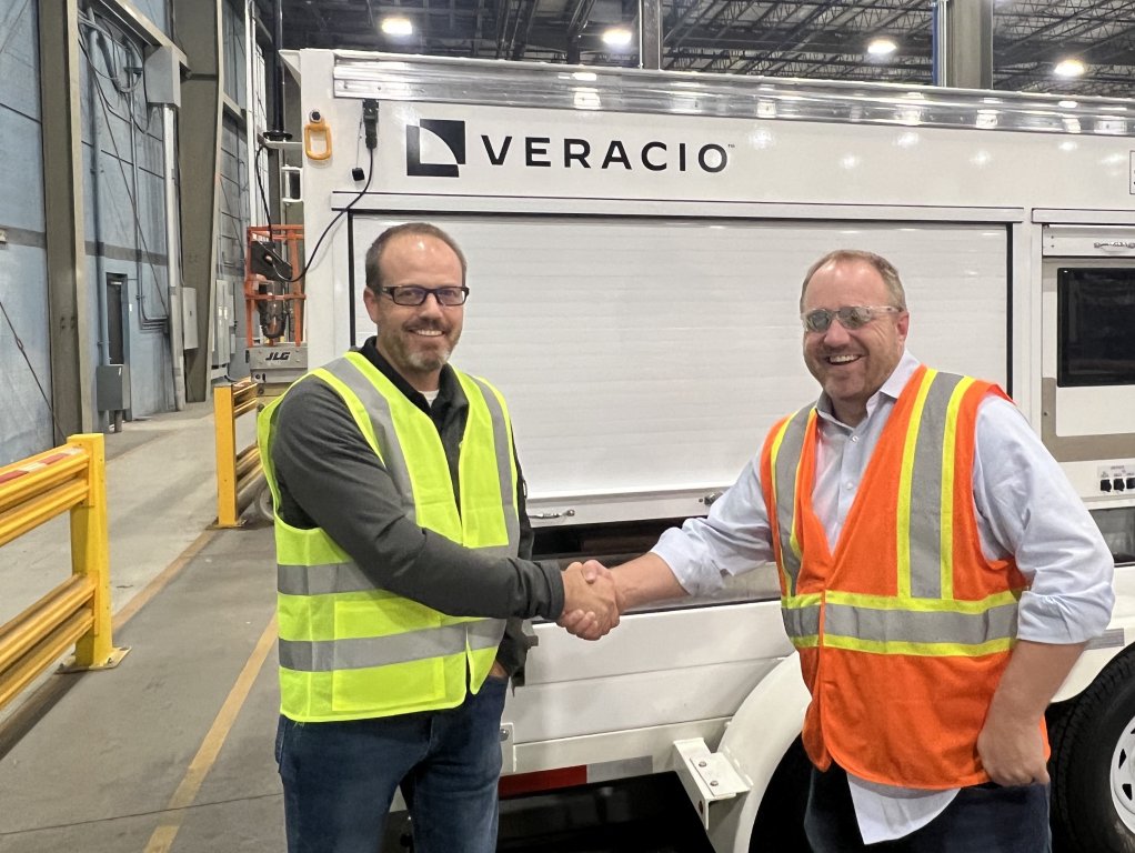 JASON SMITH AND JT CLARK
Smith and Clark seal the partnership between IDS and Veracio with a handshake