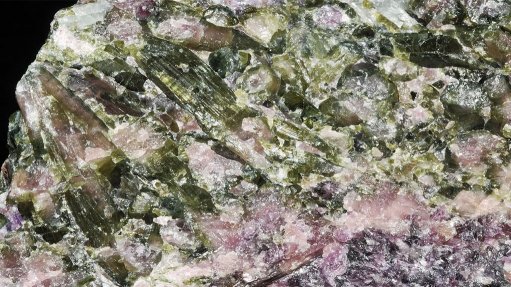 A raw rock of pegmatite