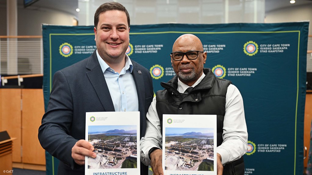 Image of Cape Town Mayor Geordin Hill-Lewis and city manager Lungelo Mbandazayo 